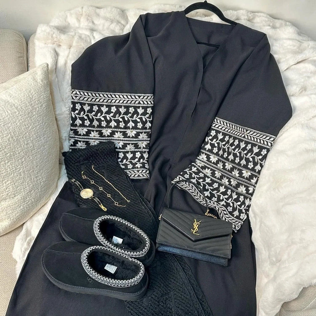 LM084 Abaya Ouverte Lin Texturé Brodé Marguerites Élégante | Vêtement Islamique Modeste pour Femmes