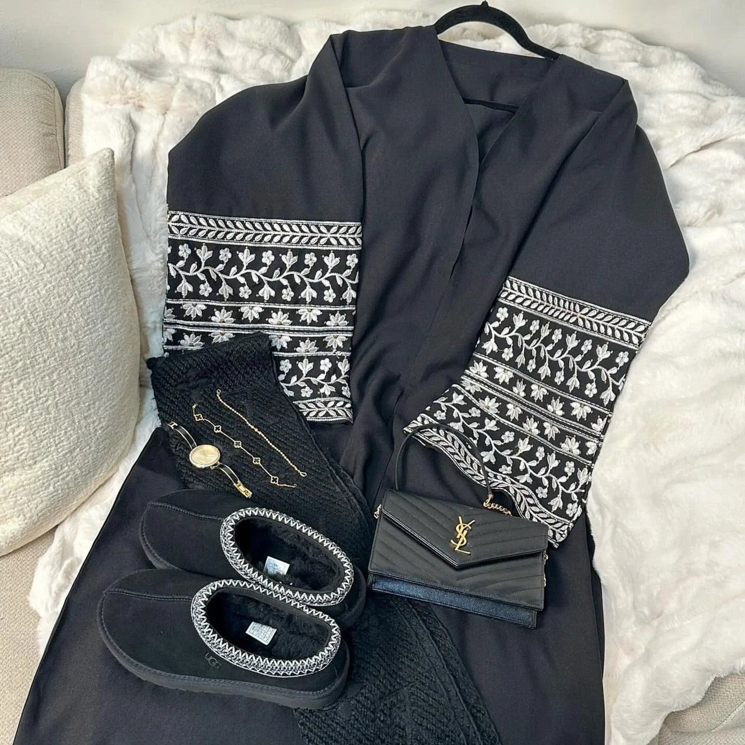 LM084 Abaya Ouverte Lin Texturé Brodé Marguerites Élégante | Vêtement Islamique Modeste pour Femmes