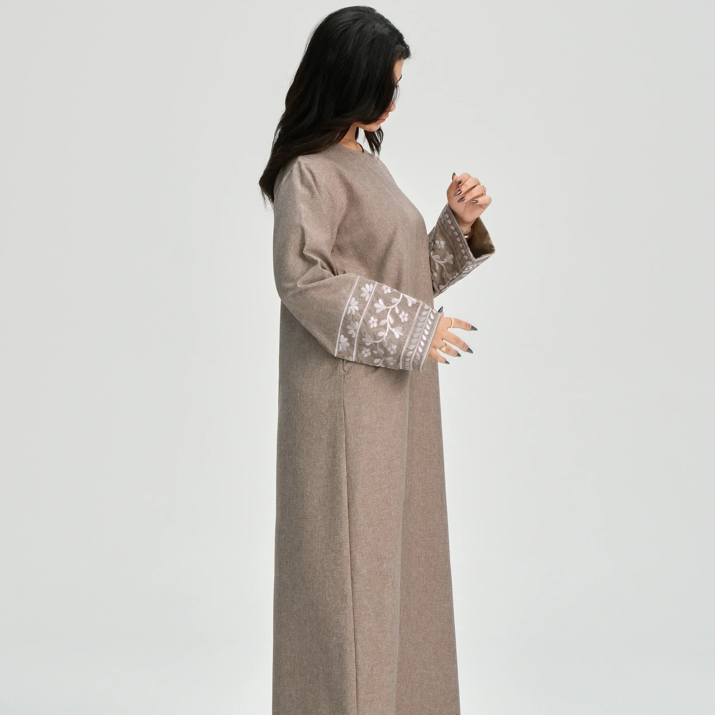 LM085 Robe Maxi Lin Texturé Brodé Marguerites Élégante Abaya Fermée