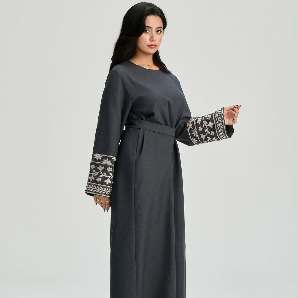 LM085 Robe Maxi Lin Texturé Brodé Marguerites Élégante Abaya Fermée