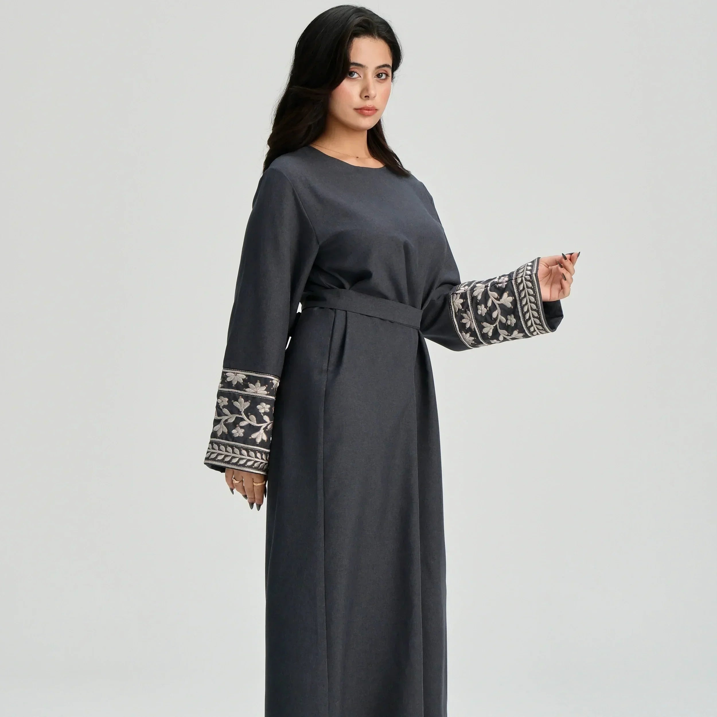 LM085 Robe Maxi Lin Texturé Brodé Marguerites Élégante Abaya Fermée