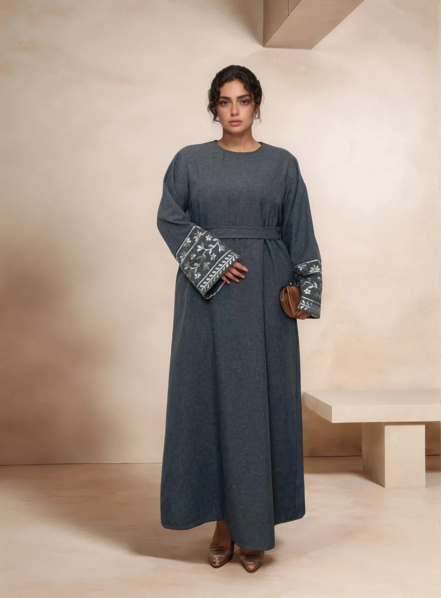 LM085 Robe Maxi Lin Texturé Brodé Marguerites Élégante Abaya Fermée