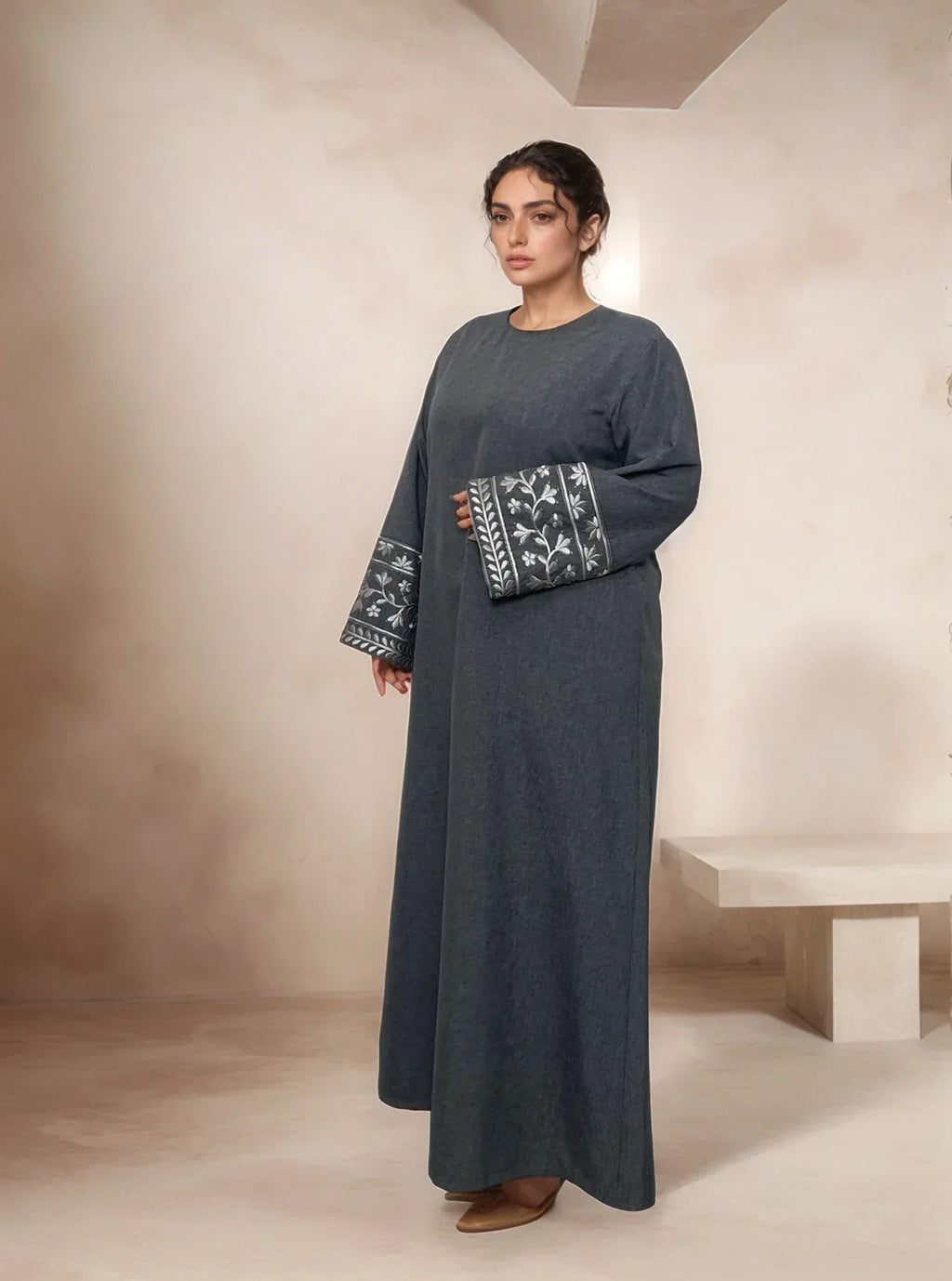 LM085 Robe Maxi Lin Texturé Brodé Marguerites Élégante Abaya Fermée