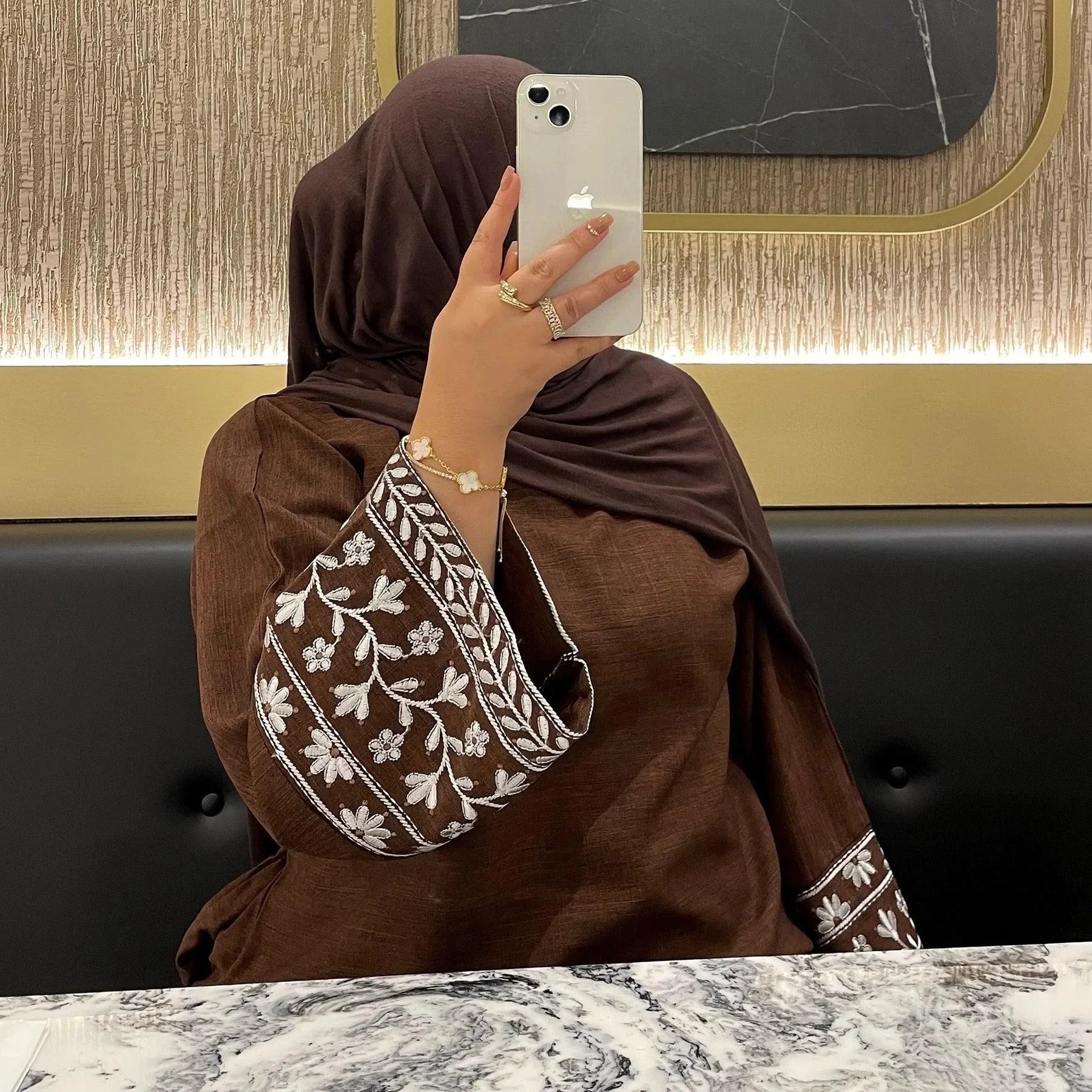 LM085 Robe Maxi Lin Texturé Brodé Marguerites Élégante Abaya Fermée