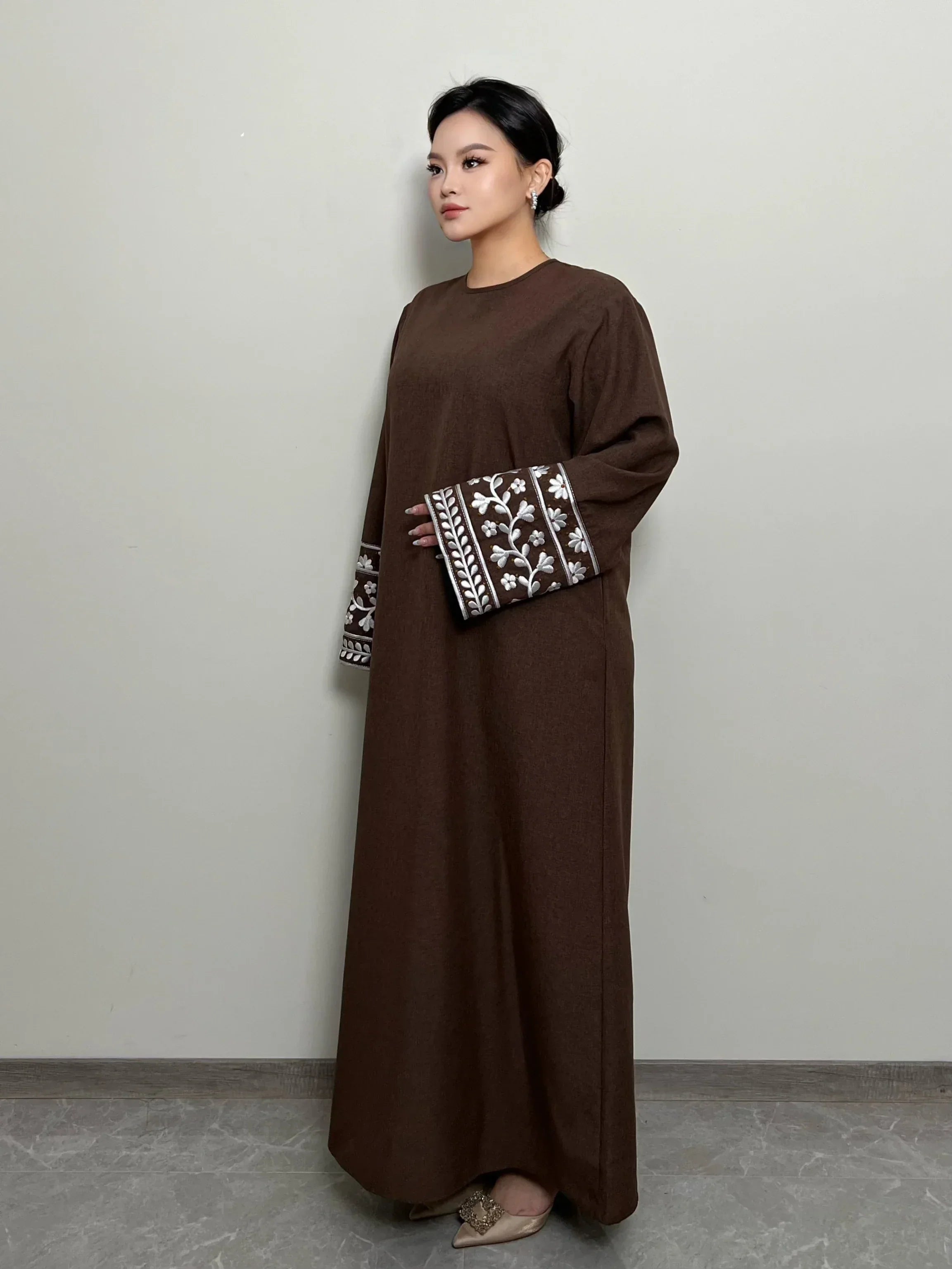 LM085 Robe Maxi Lin Texturé Brodé Marguerites Élégante Abaya Fermée
