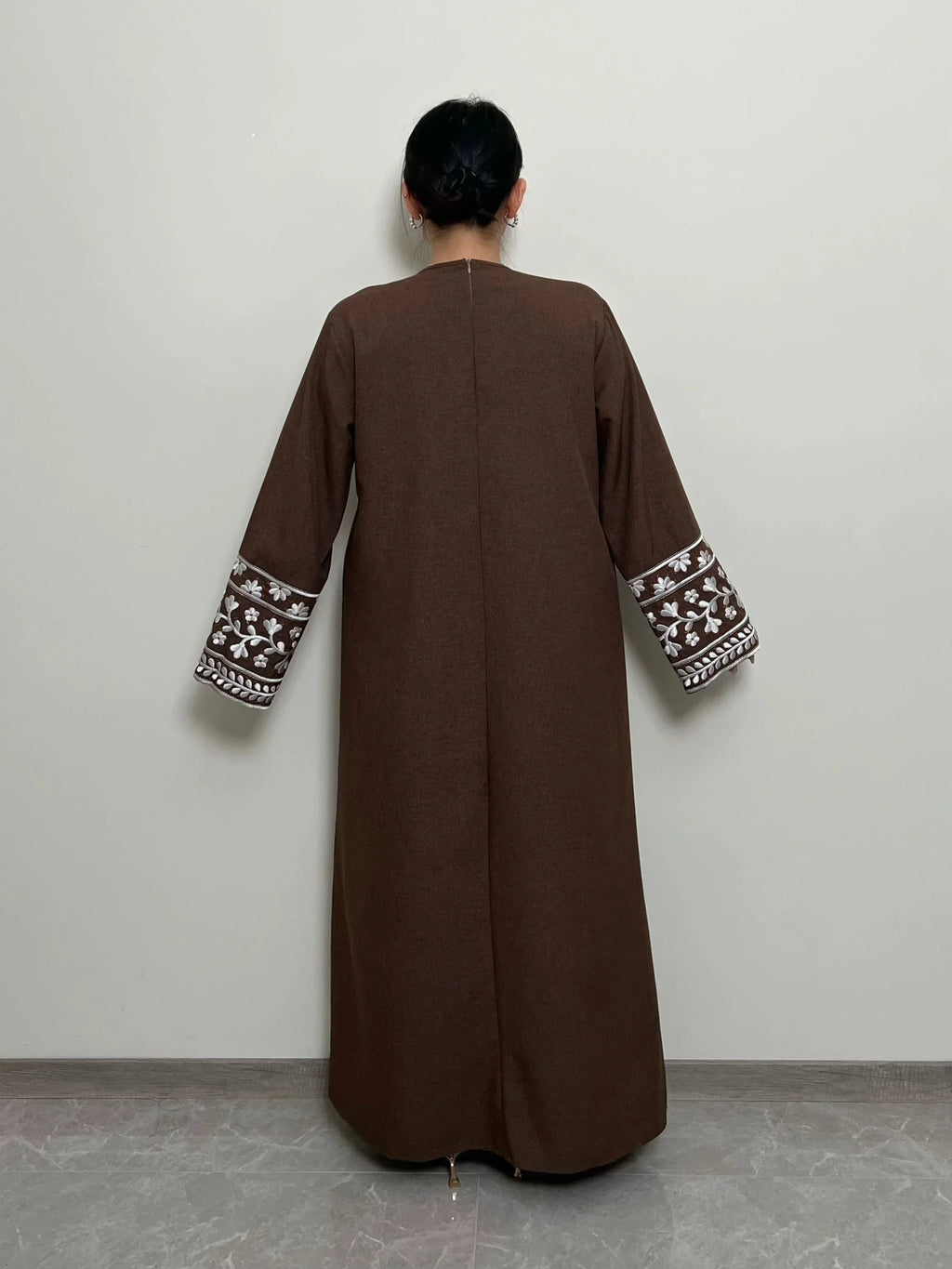 LM085 Robe Maxi Lin Texturé Brodé Marguerites Élégante Abaya Fermée