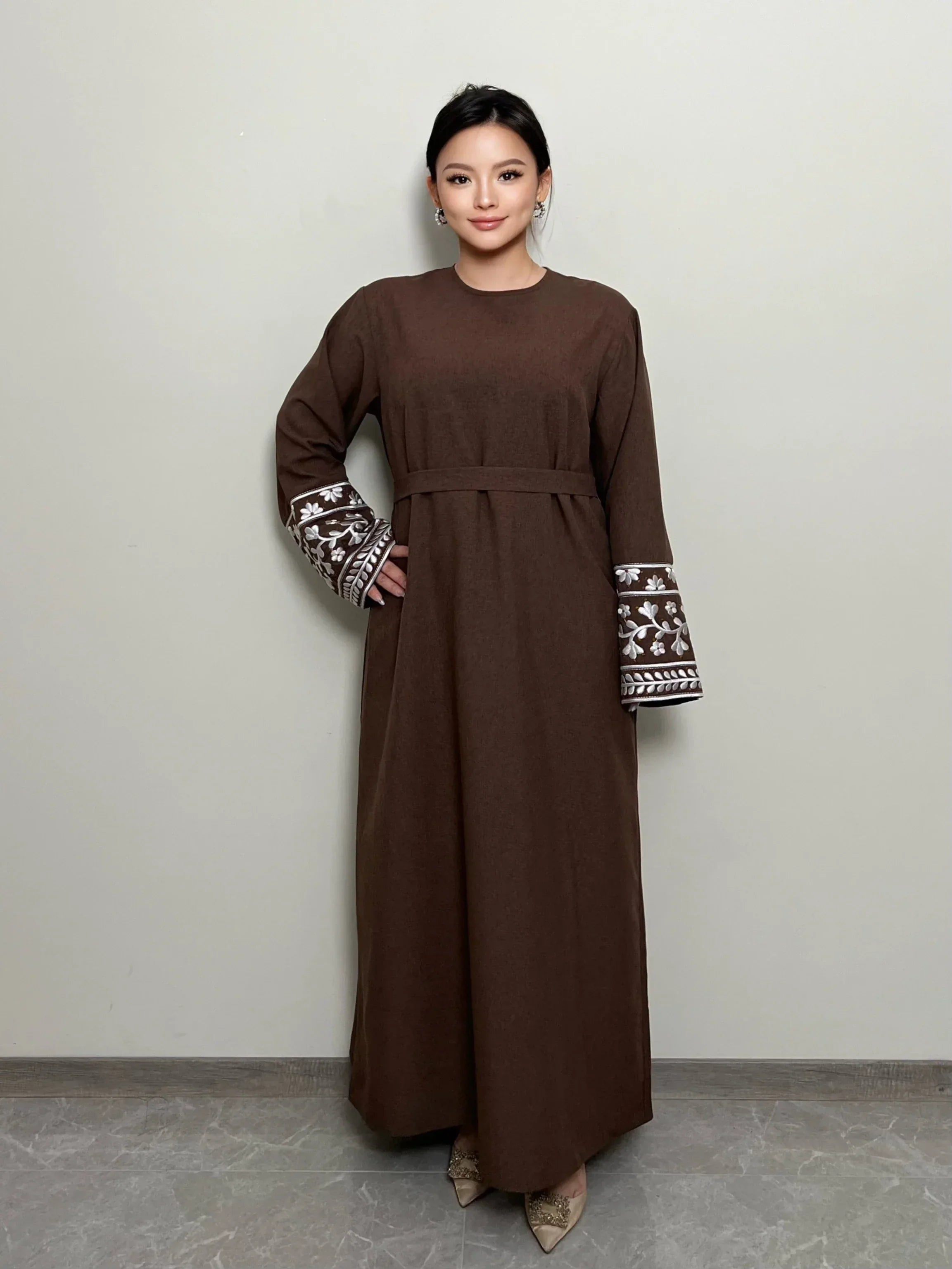 LM085 Robe Maxi Lin Texturé Brodé Marguerites Élégante Abaya Fermée