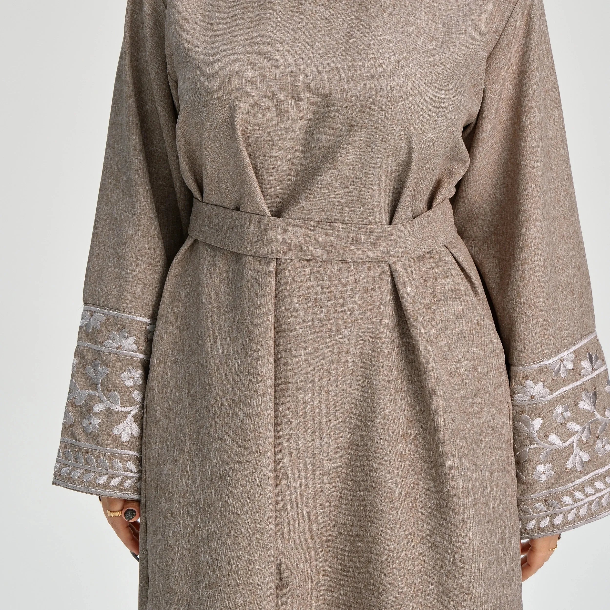 LM085 Robe Maxi Lin Texturé Brodé Marguerites Élégante Abaya Fermée
