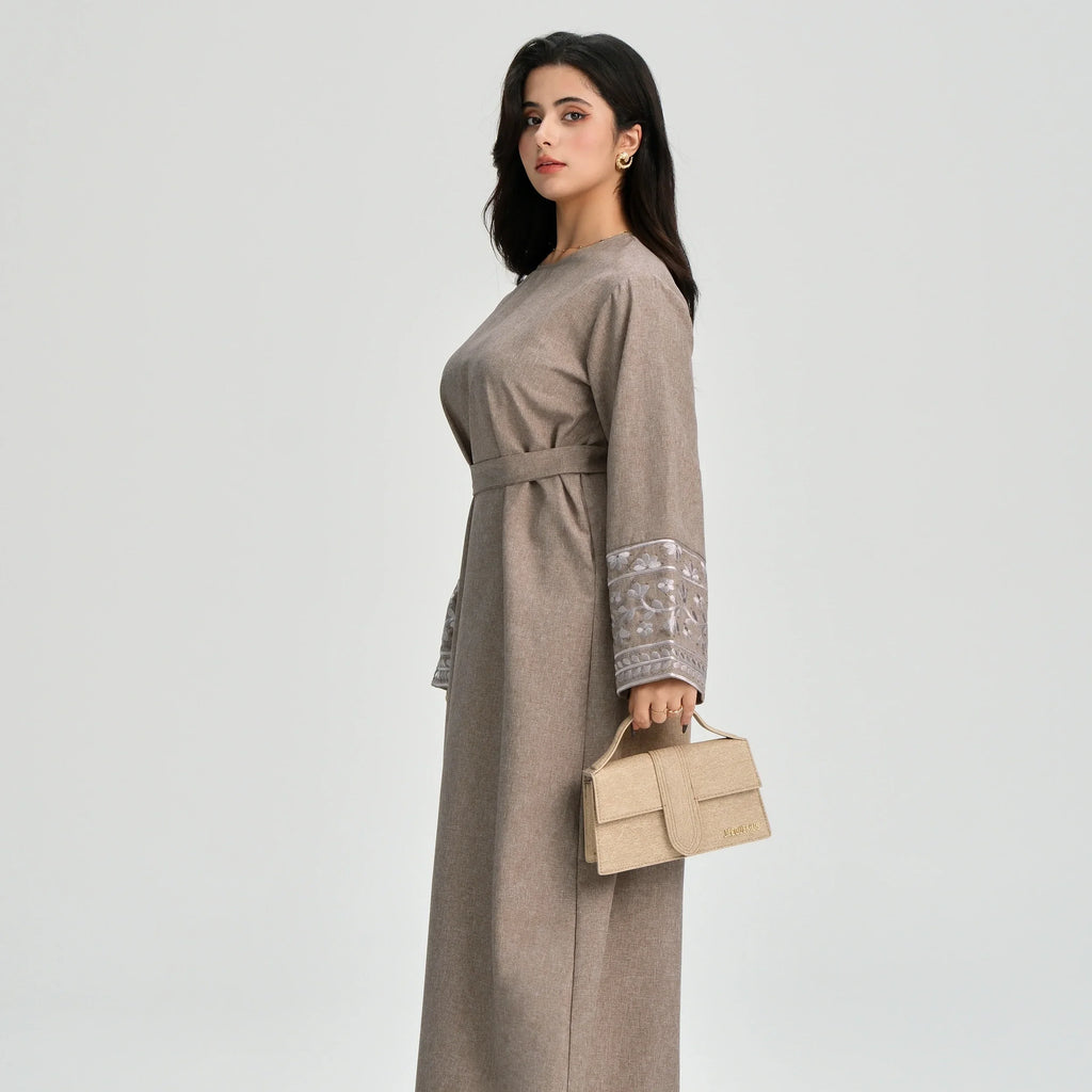 LM085 Robe Maxi Lin Texturé Brodé Marguerites Élégante Abaya Fermée