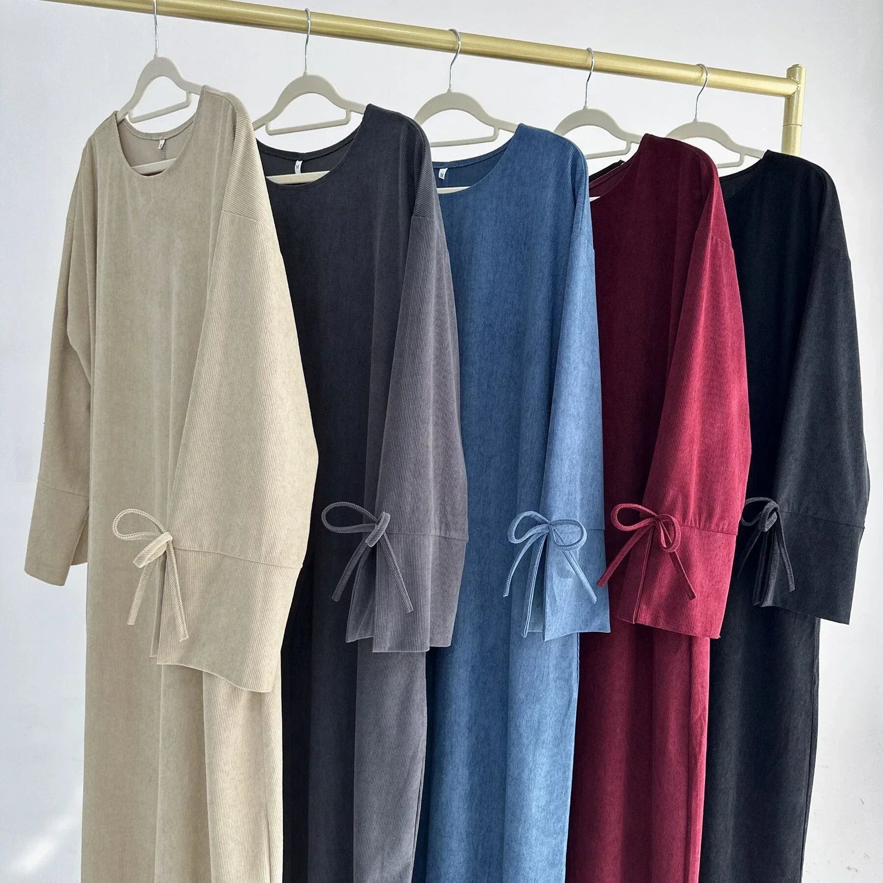 LM114 Abaya Hiver Velours Côtelé | Manche Fendue avec Détail Nœud | Robe Modeste