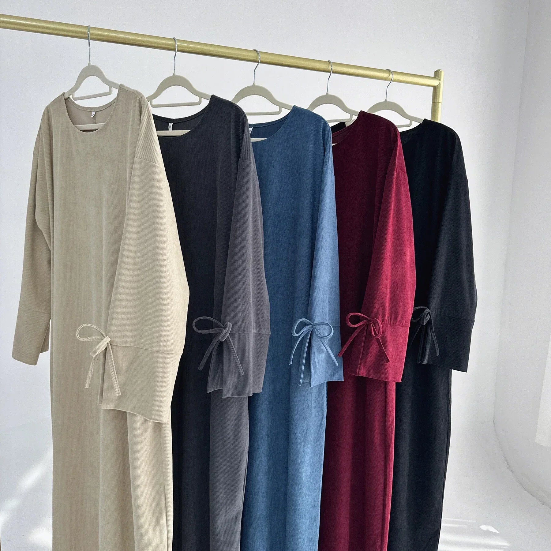 LM114 Abaya Hiver Velours Côtelé | Manche Fendue avec Détail Nœud | Robe Modeste
