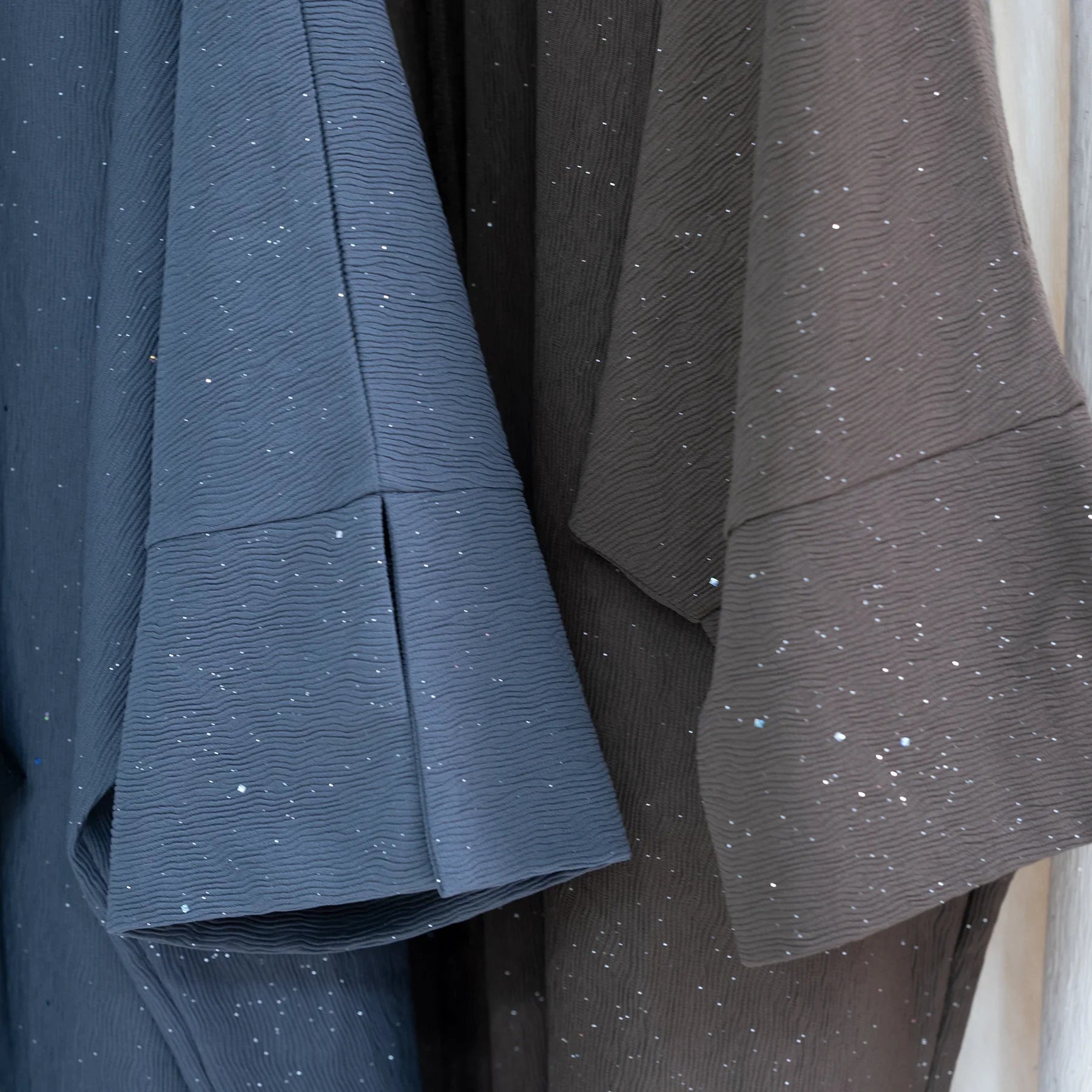 LM223 Abaya Ouverte Froissée – Duster Maxi Texturé Manches Larges, Superposition Hiver, Option Longueur 150cm (S–XXL)